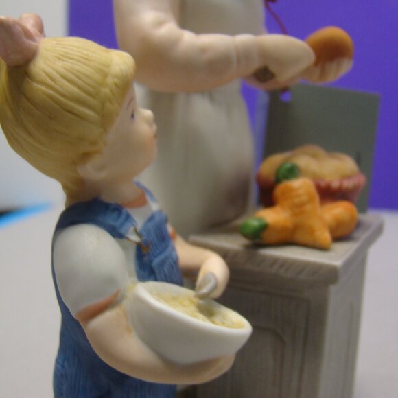 Homco Denim Days 8821 “Helping Mom” with tag Girl helping in Kitchen - Picture 12 of 16